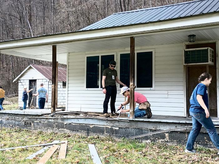 <a href='http://iwkgly.yetan.net'>365英国上市</a>杜波依斯分校基督教学生团契组织的学生们在春假去肯塔基州的服务之旅中完成了一个拆除项目.