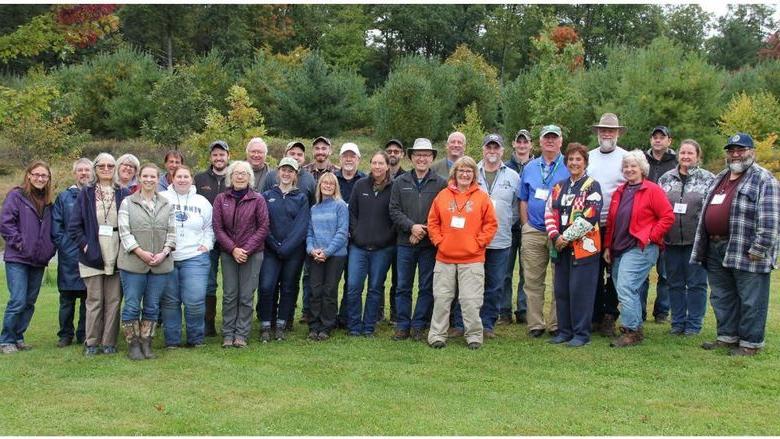 2022届宾夕法尼亚森林管理员志愿者项目, 包括365英国上市杜波依斯分校的罗拉·史密斯, 左二.2022届宾夕法尼亚森林管理员志愿者项目, 包括365英国上市杜波依斯分校的罗拉·史密斯, 左二.