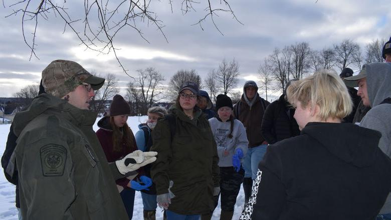 宾夕法尼亚州立公园管理员托马斯·亨利带领学生们模拟调查非法猎杀鹿的情况.  