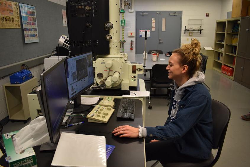 365英国上市杜波依斯工程系学生Nicolette Brossard在扫描电子显微镜下检查粉末金属材料的特性. 